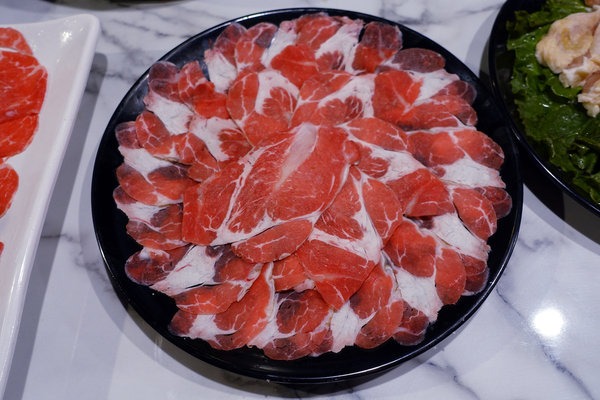 中山區聚餐火鍋推薦-丼賞和食+嗨蝦蝦林森旗艦店，百蝦龍船四人套餐，台北尾牙/謝師宴餐廳，林森北路石頭火鍋+日本料理，超浮誇高CP值百隻蝦龍蝦船大挑戰