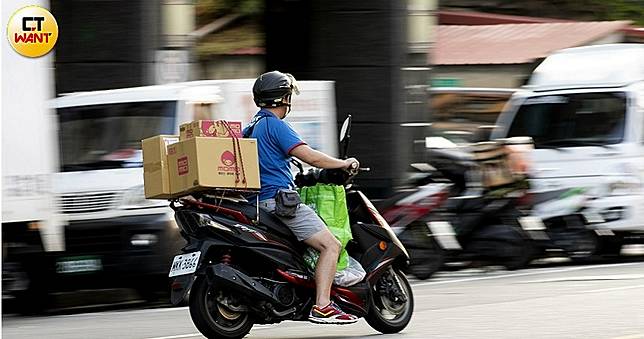 快遞送貨員V.S.美食外送員　到底誰賺得多？