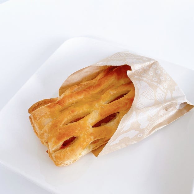 ミスドで毎回買っちゃうくらい好き ソーセージ丸ごと入った おかずパイ 罪深すぎるウマさです