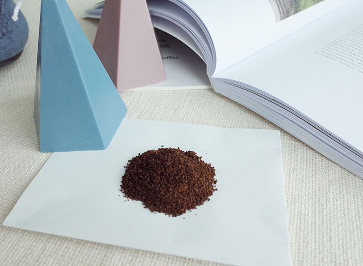 鞋子除臭5大妙招! 使用小蘇打/咖啡渣/茶包去除異味