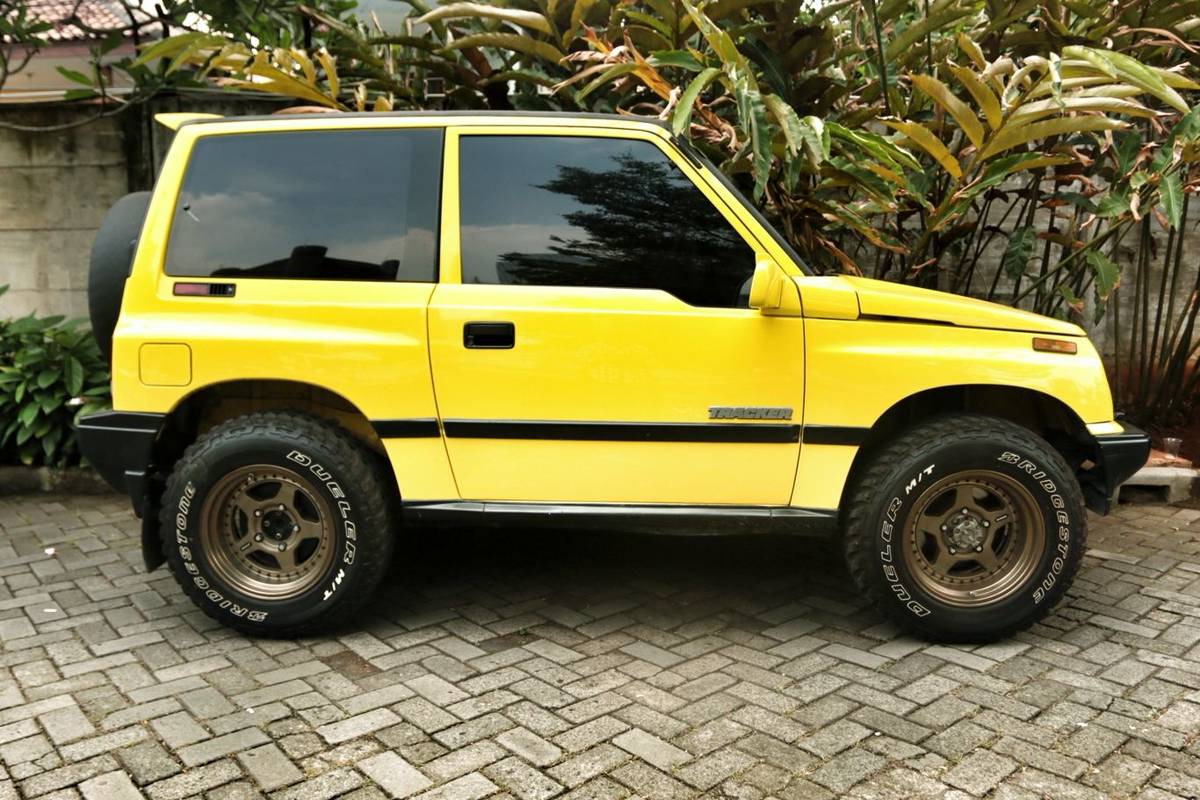 Modifikasi Suzuki Vitara Dua Pintu Pilih Warna Mentereng Bergaya Rally Gridoto LINE TODAY