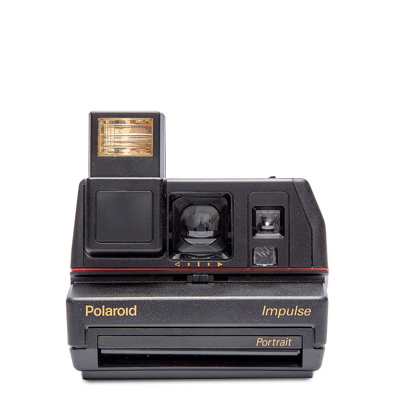 90年代的Polaroid即影即有相機。由Polaroid Originals翻新。對焦範圍從2英尺(帶內置特寫鏡頭)到4英尺(不帶特寫鏡頭)到無限遠。內置閃光燈具有6英尺的範圍和手動優先功能。