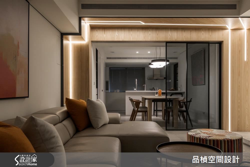 利用內嵌式照明設計出光帶的效果，讓光線在木質牆面上拉出線條，十足前衛的設計，發揮照明機能的同時，也成為了空間區隔的分水嶺。