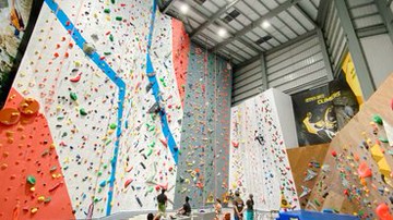 【台中DAPRO-全台最大室內攀岩場】挑戰15公尺高度攀岩，手腳並用訓練身體平衡全身肌耐力