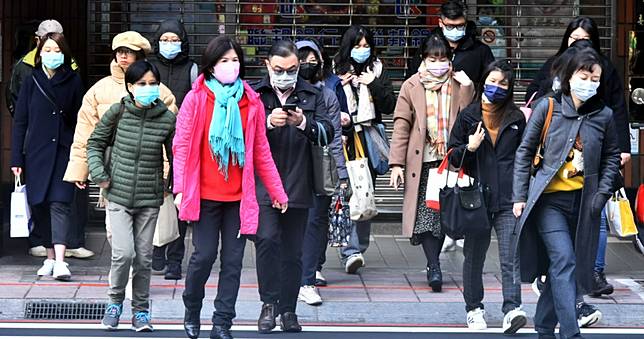 全民瘋搶口罩！路上一堆「露出鼻孔」　急診主任嘆：何苦跟我們搶