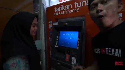 Pamer saldo ATM sepertinya tengah menjadi tren di kalangan selebriti 4 Selebriti Pamer Saldo ATM, Rekening Siapa Paling Besar?