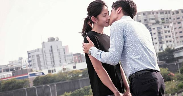 不自主擁吻！　是元介、李千那不照腳本加戲拍