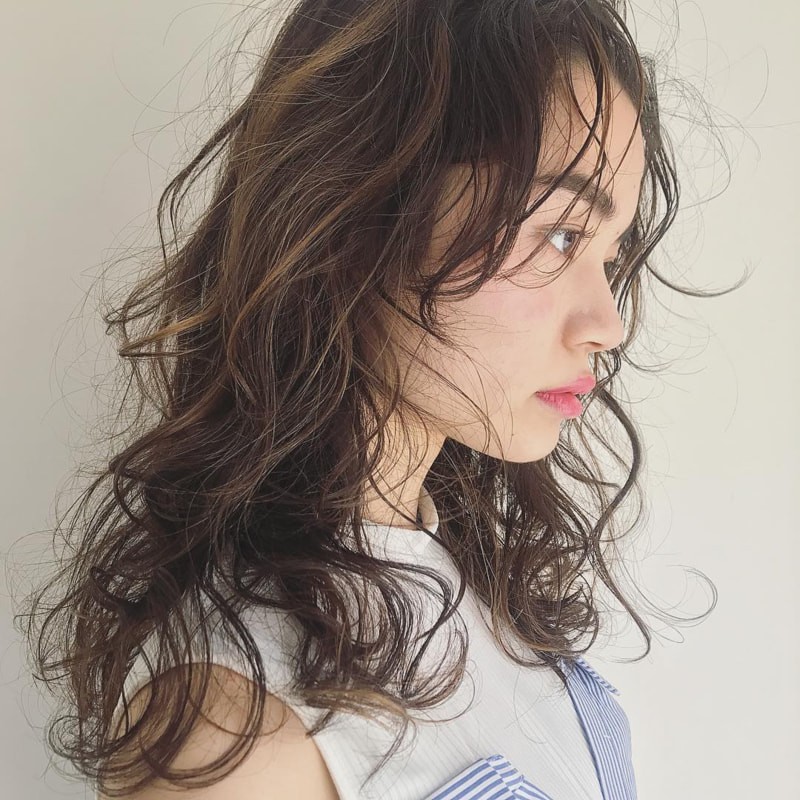 注目 カーリーヘア女子が急増中 パーマでもセルフでもできる最旬スタイルカタログ Mine