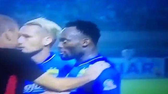 ™ Begini Kata Media Inggris Soal Insiden Michael Essien dan Yabes Roni Kocak, 