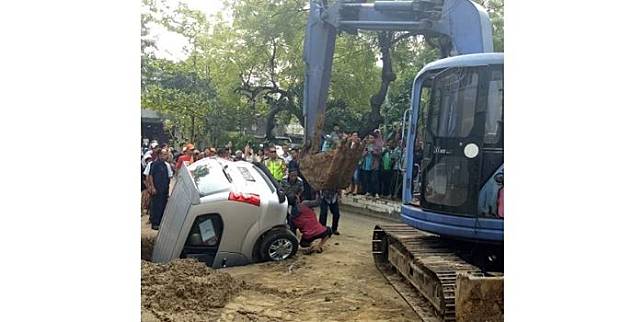 Evakuasi Daihatsu Xenia yang masuk ke lubang galian