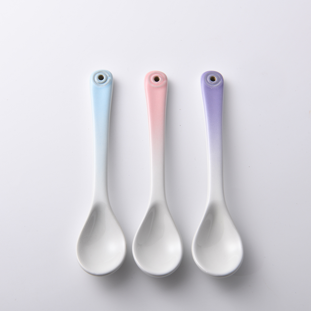 1. 台灣 Le Creuset 總代理商供貨2. 可當甜點或茶飲所需的湯匙使用3. 光滑表面易於清洗，不易殘留異味