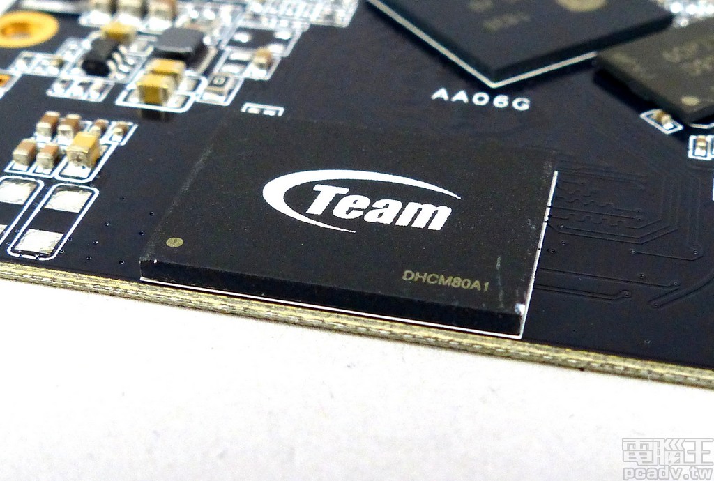 標記為 Team DHCM80A1 的快閃記憶體顆粒，整合多顆晶粒於單一封裝，因此厚度也比一般封裝增厚些許
