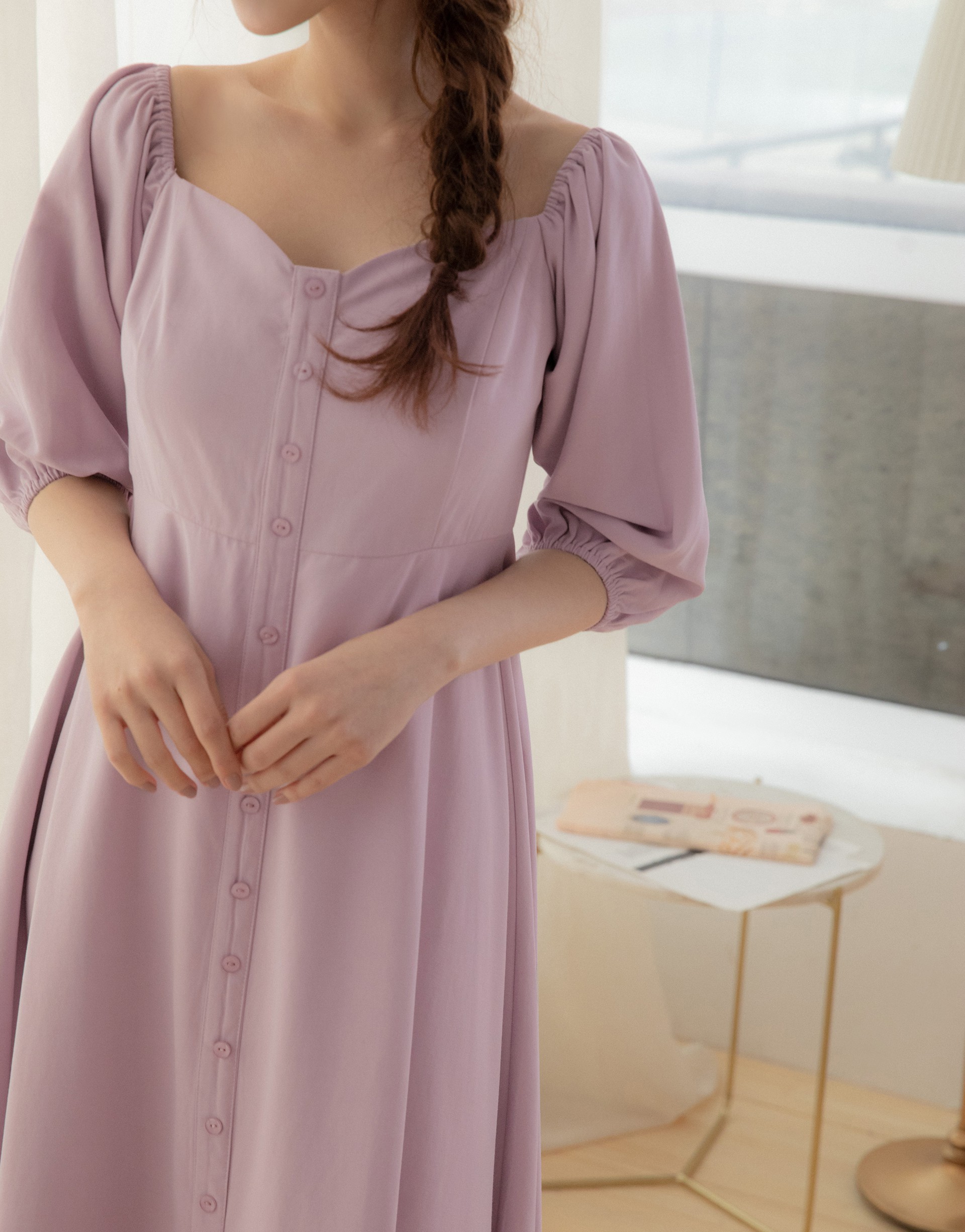 領口鬆緊/前釦不可開/後拉鍊穿脫/有內裡裙