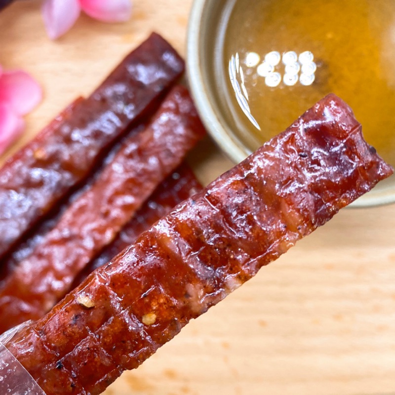 小編吃看看：大家千萬不要錯過此樣商品，每種口味都好好吃絕對不踩雷，精選豬後腿肉製作而成，香氣濃郁又有嚼勁，實在停不下來一條接一條辦公室一致認為「泰式酸辣」最驚艷，此口味真的比較不常見，檸檬的清香加上酸