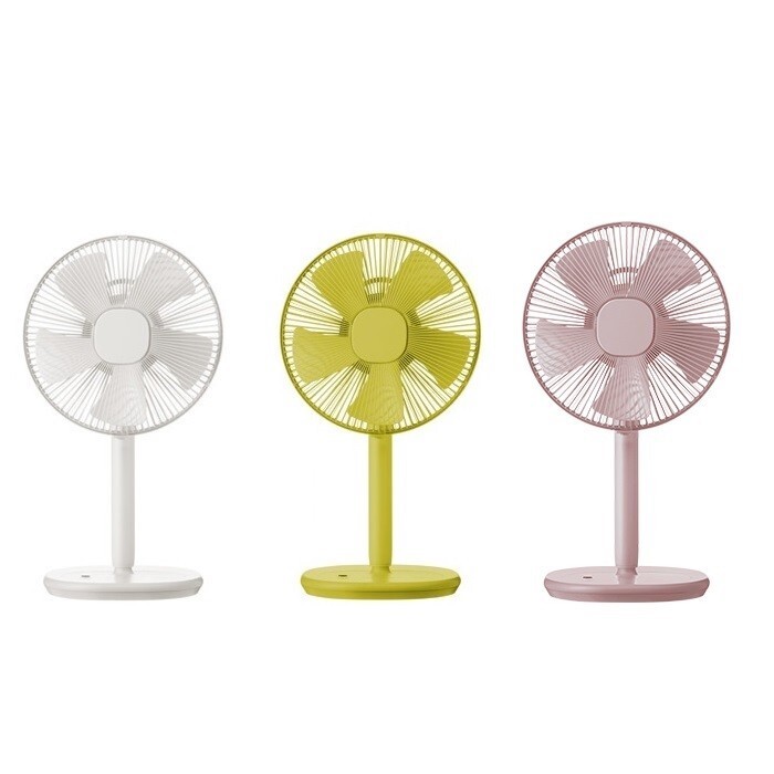 恰到好處的舒適 與室內裝潢合為一體 操作簡單易懂,功能多樣化 體積小風量卻毫不遜色 遙控器內建磁鐵設計 使用方法更廣泛多元 XQS-Z710 生活遙控立扇 簡單收裝的輕巧身型 輕鬆「組合」「收納」「搬