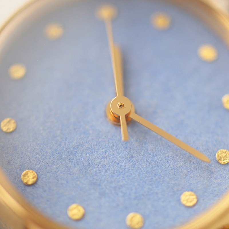 此商品為訂製商品，下單後由日本職人手作，需等待14天 / 使用琉璃繪製。的錶盤，在燈光下可以看到晶礦反射出的熠熠光芒 / 日本石川縣金澤市製造。