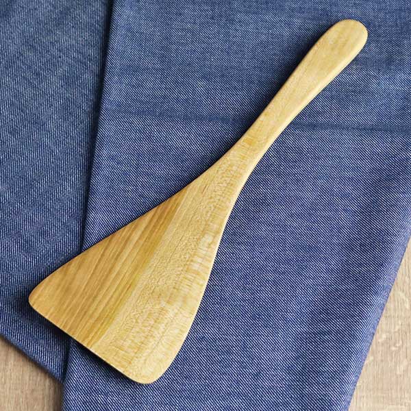 [品牌：偶拾小巷] 品名： 日本製 SALIU 無塗裝山櫻木 鍋鏟尺寸: 斜口鍋鏟長27.5x鏟寬6.7cm平口煎鏟長26.5x鏟寬7.8cm長鏟攪拌鏟長26x鏟寬5.5cm鍋鏟料理架長12x寬2.5