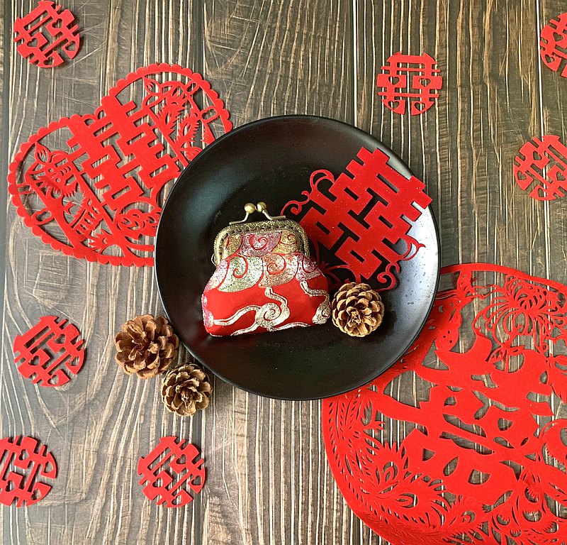 裙褂上的刺繡，一針一線都是刺繡師傅的心血，也是對新人的祝福。用了二手裙褂製作口金包，希望把裙褂象徵的祝福，以另一個形式傳承下去。