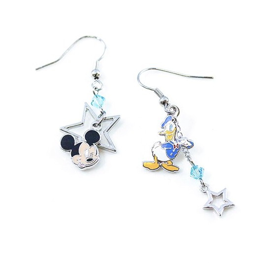 商品材質：合金、彩釉 、水晶商品產地：台灣尺寸：１組２入寬: 2cm 高: 3.5cm 厚: 0.1cm* 附贈迪士尼包裝紙盒 * 耳環飾品為侵入性商品，基於個人衛生安全考量，恕無法提供退換貨服務。(