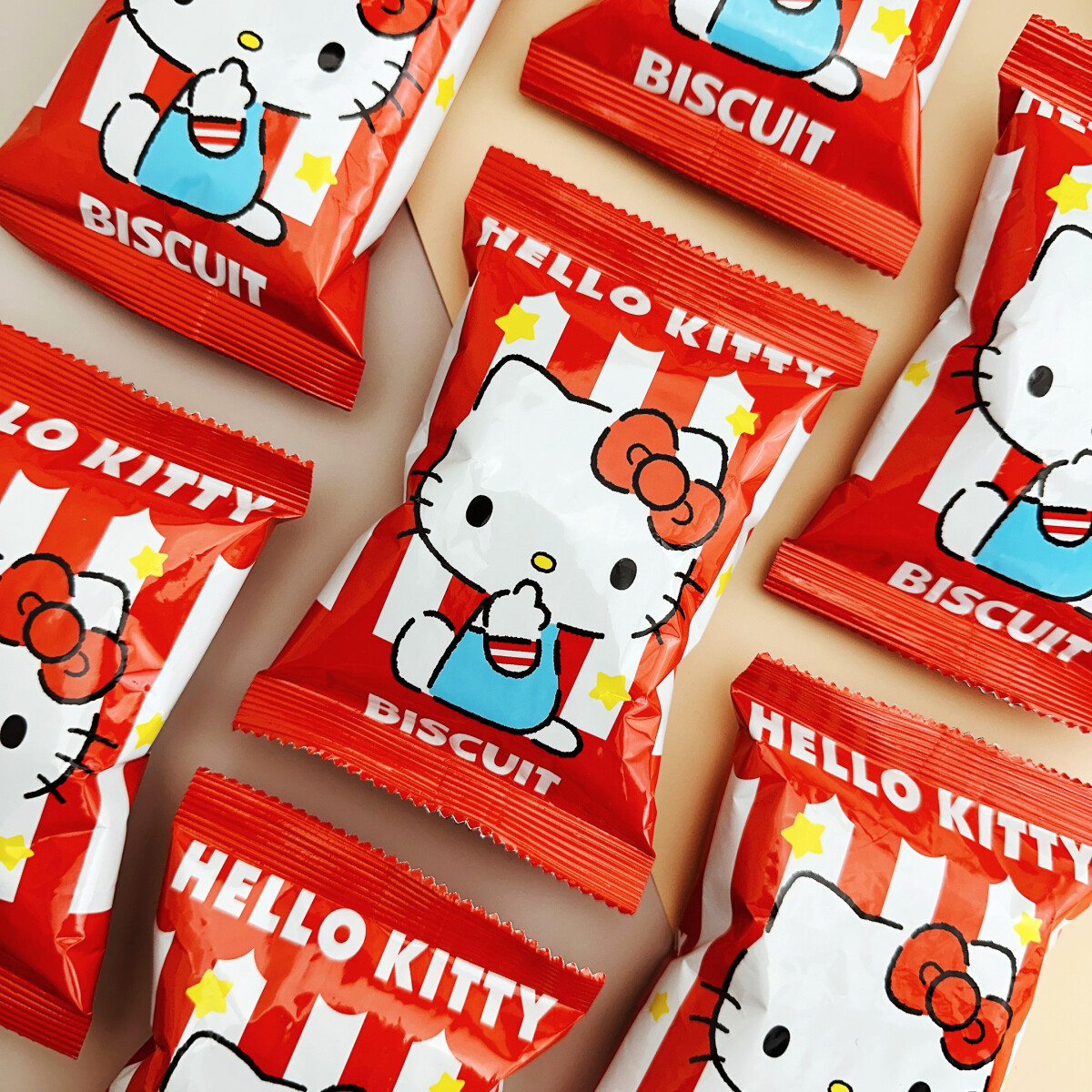 Kitty在超商！7-11、全家開賣「Hello Kitty薄餅生乳蛋糕」，草莓+卡士達布丁內餡太讚