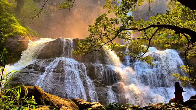 10 Air Terjun Indonesia yang Kekinian, Murah, dan Instagramable