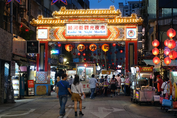 台北夜市滷味推薦-饒河街夜市撒旦牛滷味，饒河夜市好吃小吃，松山區銅板美食，饒河夜市加熱滷味，滷牛三寶、滷大腸好吃又入味 