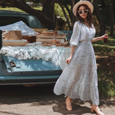 腰鬆緊寬鬆洋裝版型 水墨印花雪紡料質帶出優雅氣質 層次蛋糕裙襬讓整體更具特色