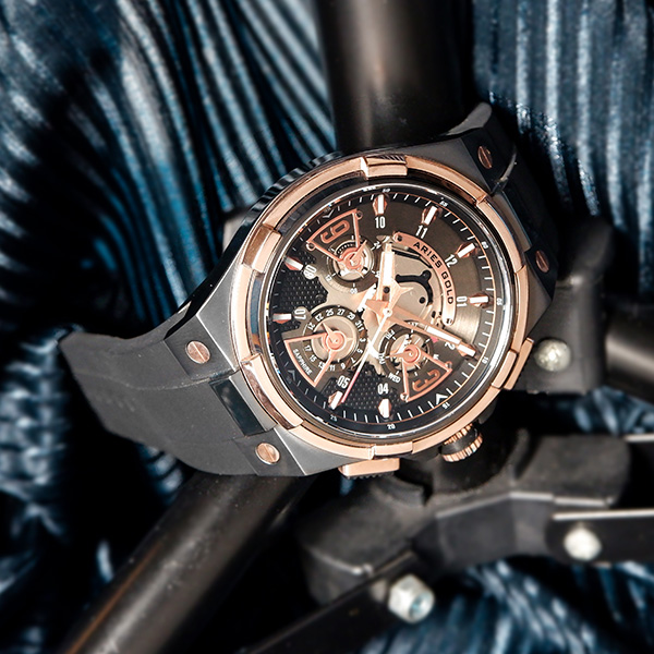 新加坡品牌aries gold，品牌創始人ck woo以創造自信與風格的手錶為願景。lightning系列獨具特色，充滿勝利及競賽的力量之美，賽事旗幟般的格紋，機械多重層次的鏤空錶盤，將運動氣息巧妙的