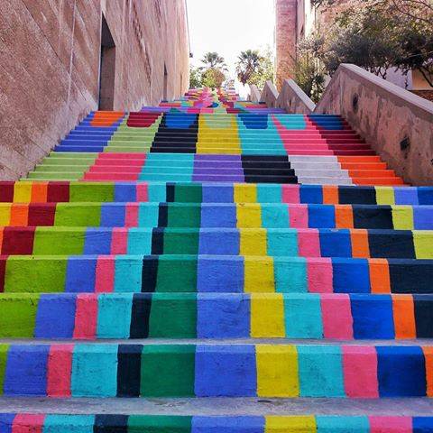 Indahnya Anak Tangga di Kota Amman yang Menjelma Menjadi Kanvas Bagi Para Seniman. Cantik dan Instagrammable Banget!