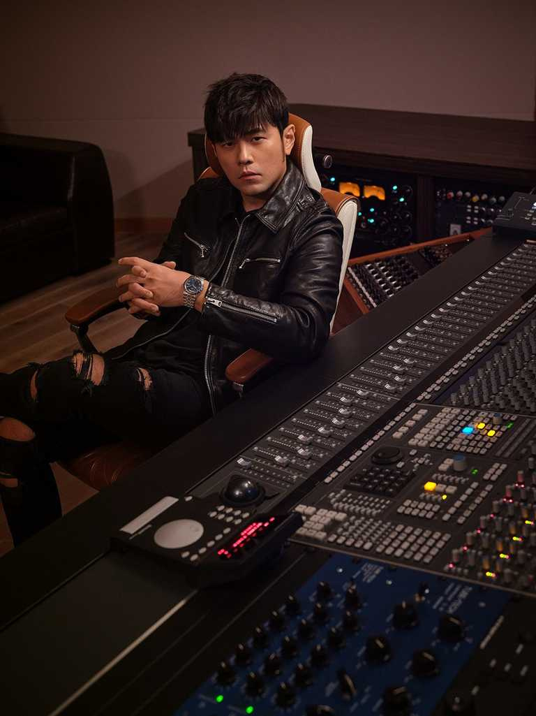 周杰倫身穿皮革騎士外套搭配破壞感黑色牛仔褲，不羈演繹TUDOR「Royal皇家系列」腕錶動靜皆宜的都會活力形象。（圖╱TUDOR提供）