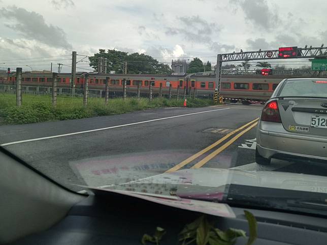 台鐵彰化路段清晨死亡事故一男子慘死輪下 中廣新聞網 Line Today