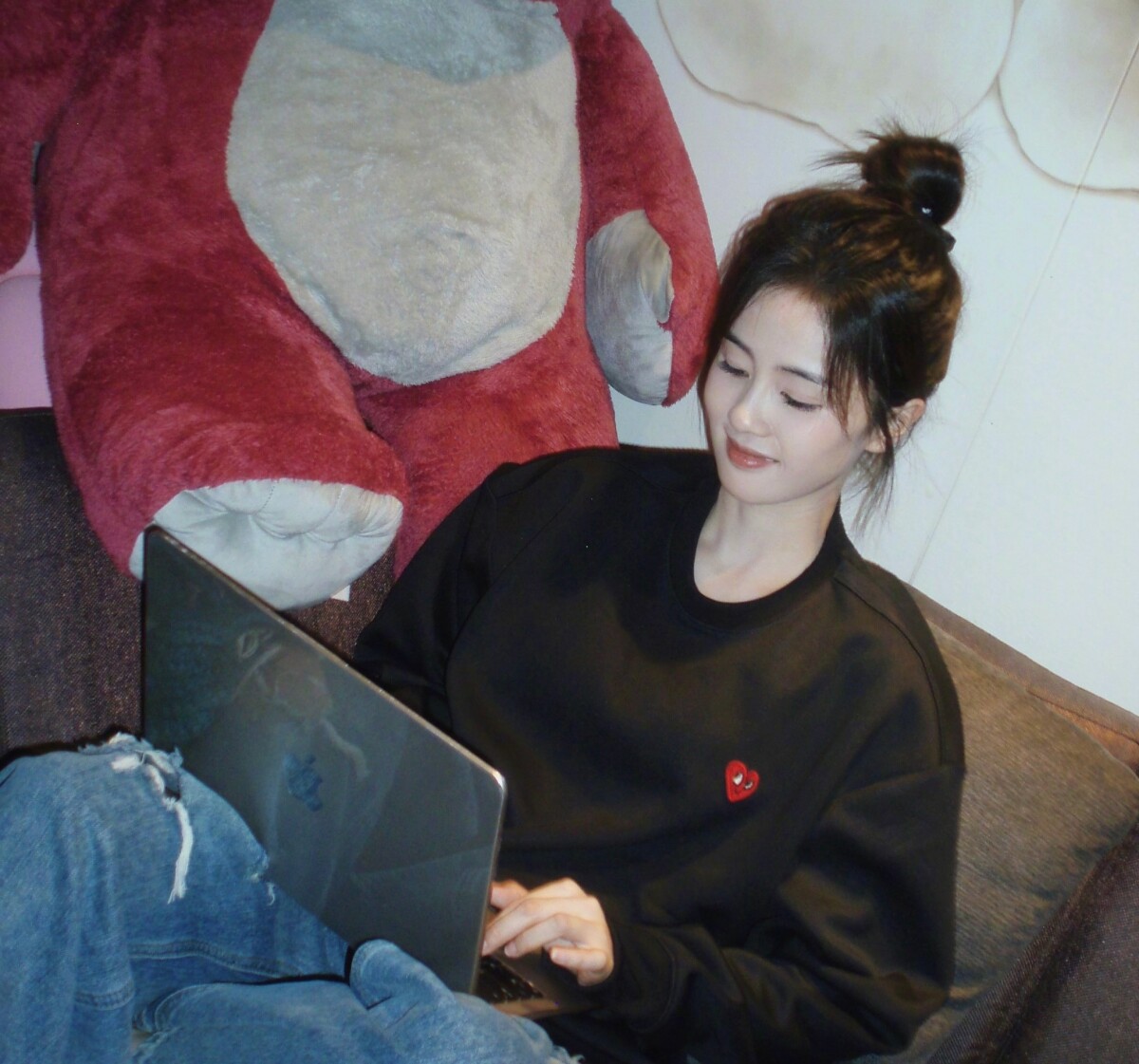 《以愛為營》白鹿戲外7大超減齡穿搭！秋冬亮色系針織衫是關鍵，泡泡袖元素修飾頭身比