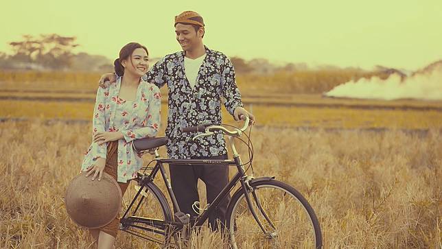 Sayang Sayangan Di Tengah Sawah 5 Potret Prewedding Vicky Shu Ini Romantis Abis Seruni Id