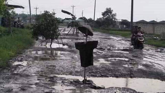 Jalan Rusak Bak Kubangan Kerbau Warga Rembang Pasang Orang Orangan Sawah Liputan6 Com Line Today