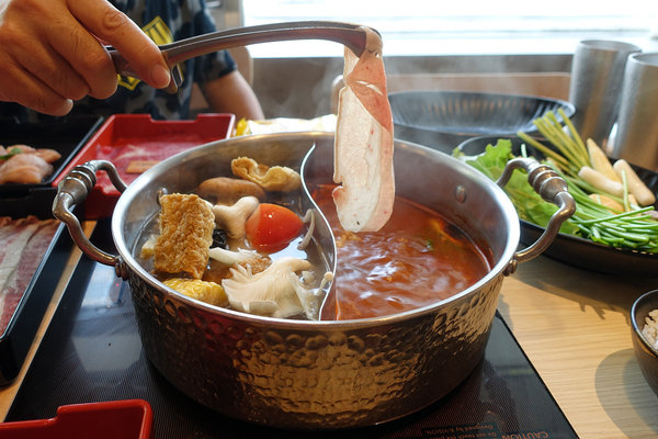 和牛涮日式鍋物放題台北忠孝東店(菜單價位、訂位、生日優惠、小孩收費)，聚餐或一個人都能享用的超值和牛三吃