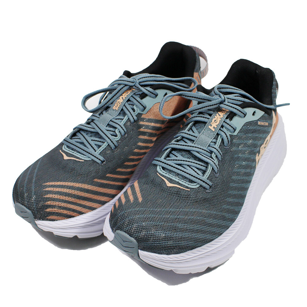 超輕快路跑鞋Rincon 建議售價:NT$3680 史上最輕量的緩震鞋款，提供高緩震的功能以外，又以令人驚艷的極輕重量， 穿著跑步時具有毫不費力的柔軟腳感，卻又感受不到跑鞋本身的重量。 鞋面的非對稱設