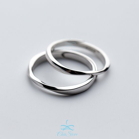 開口可以調整 !!男女簡單搭配帶點扭轉與波動你我之間的心意相通盡在不言中下單數量1=1個另有純銀項鍊賣場可下單加購但還是必須好好保養戒指唷純銀飾品建議盡量保持乾燥銀飾是會氧化的，氧化就會黑可以使用拭銀