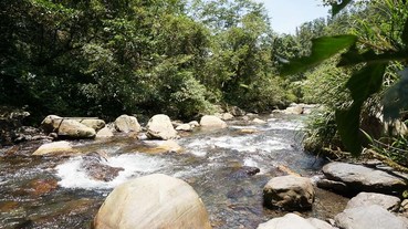 宜蘭 九寮溪自然步道 坡度平緩，至終點戈霸瀑布，來回約 8 公里。