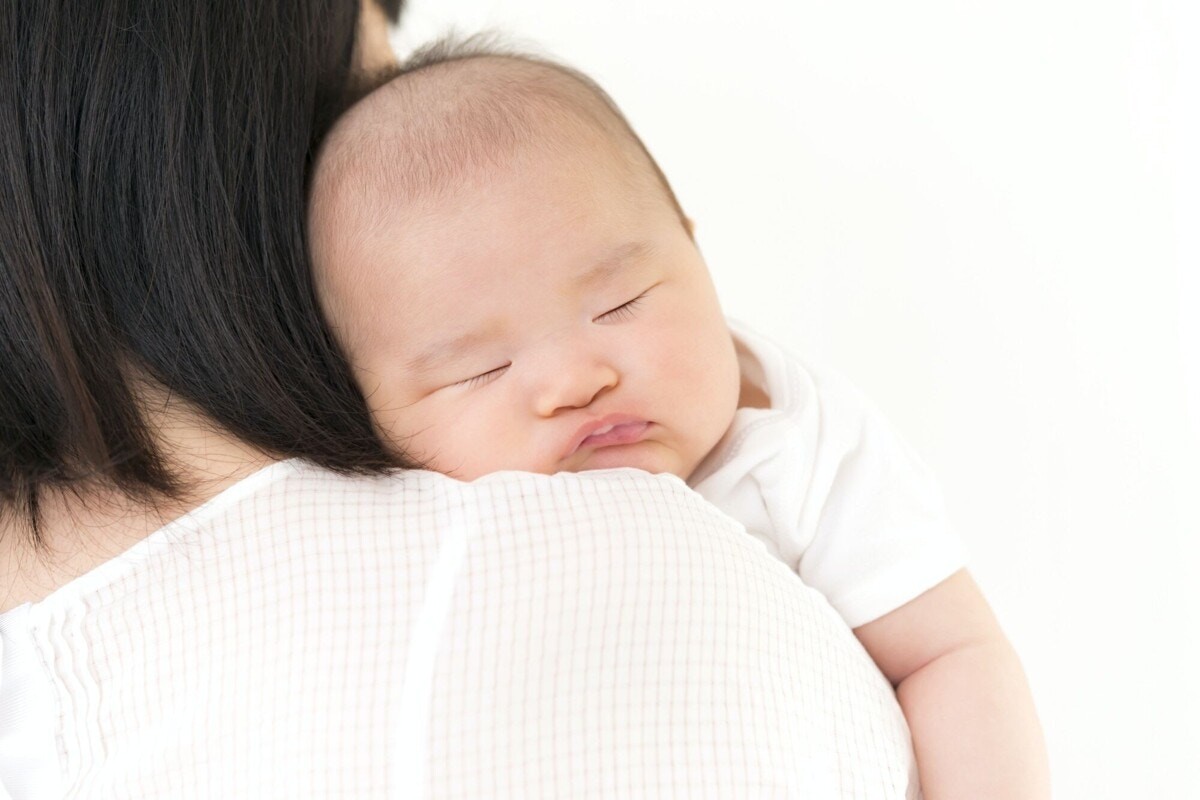 赤ちゃんの縦抱きはいつからできる 縦抱きで泣きやむって本当