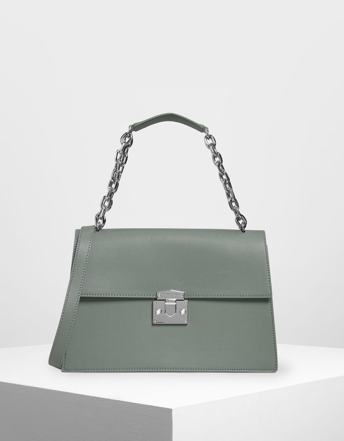 簡潔俐落的包款能為整體造型增添一分剛柔並濟的形象。