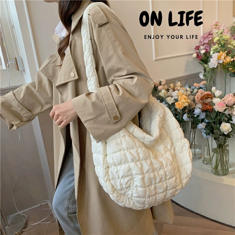 ON LIFE 女包 素色經典款斜背雲朵包(白色/黑色)