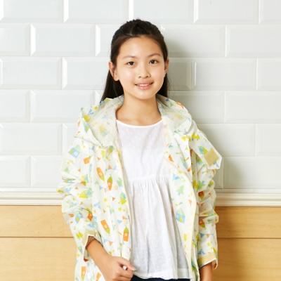 網狀內裡設計，讓你舒適不黏皮膚 袖口內藏鬆緊帶，防止雨水滲入 前開鈕扣+前開鈕扣+拉鍊設計 後背加大剪裁，背上後背包也OK 防水度達10,000mm