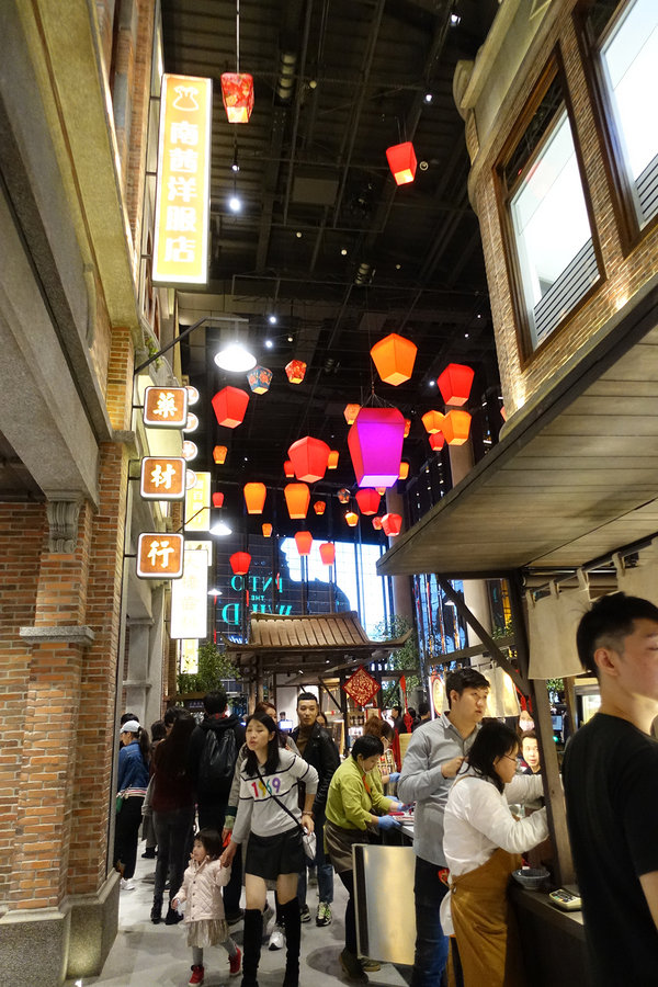 Hooters信義店-遠百信義A13餐廳推薦，HOOTERS美式餐廳大遠百14樓信義店，近看101及百萬級景觀的遠百深夜食堂，遠百信義A13聚餐餐廳