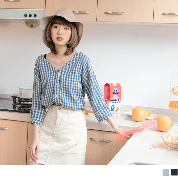 選用細緻舒適的面料，給予肌膚舒適好感穿著~ 格紋及排釦設計帶出知性感， 前後大V領的剪裁露出頸部線條， 打造小性感的俏麗STYLE ~ 搭配牛仔褲清新有型 ! ************** 小提醒： 