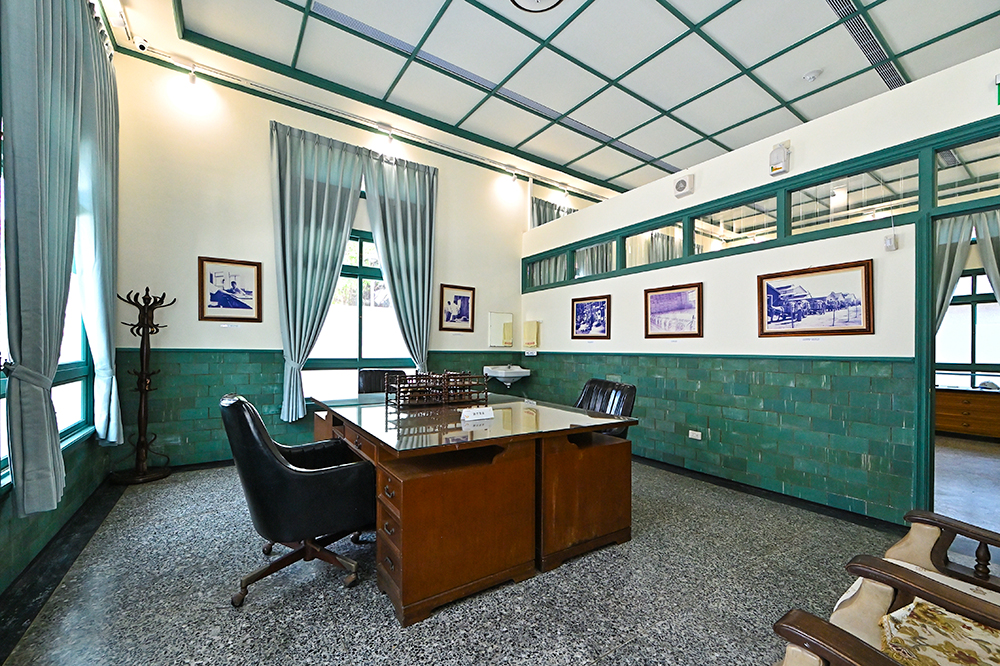 創辦人辦公室幾乎原物保存，重現當時王永慶與王永在攜手打拚的記憶，角落還掛著一條王永慶使用過的毛巾。(攝影/Carter)