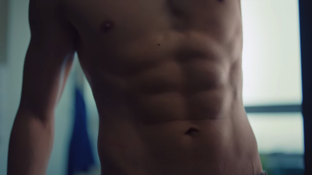 《雖然是精神病但沒關係》金秀賢腹肌登熱搜！首播收視比《愛的迫降》還高！