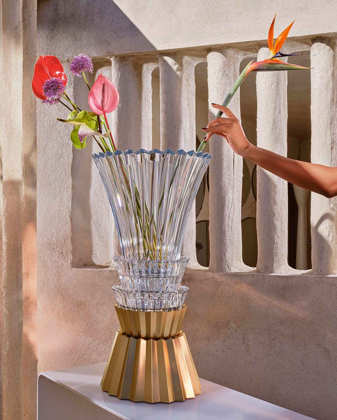 お家時間がたちまち華やぐ バカラのフラワーベースで 花との暮らしを楽しむ T Japan Web