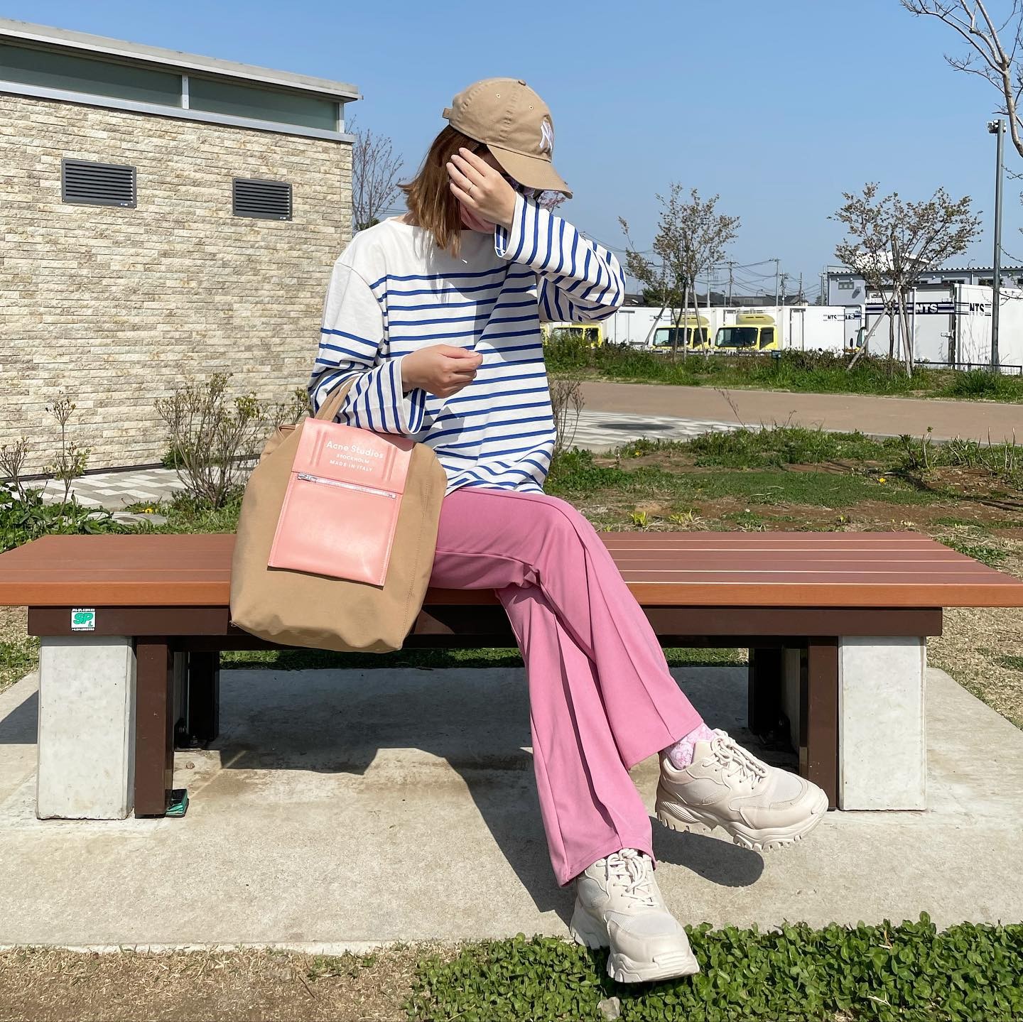 センタープレス入りで美脚効果 しまむら の ピンクパンツ コーデ集 コーデスナップニュース