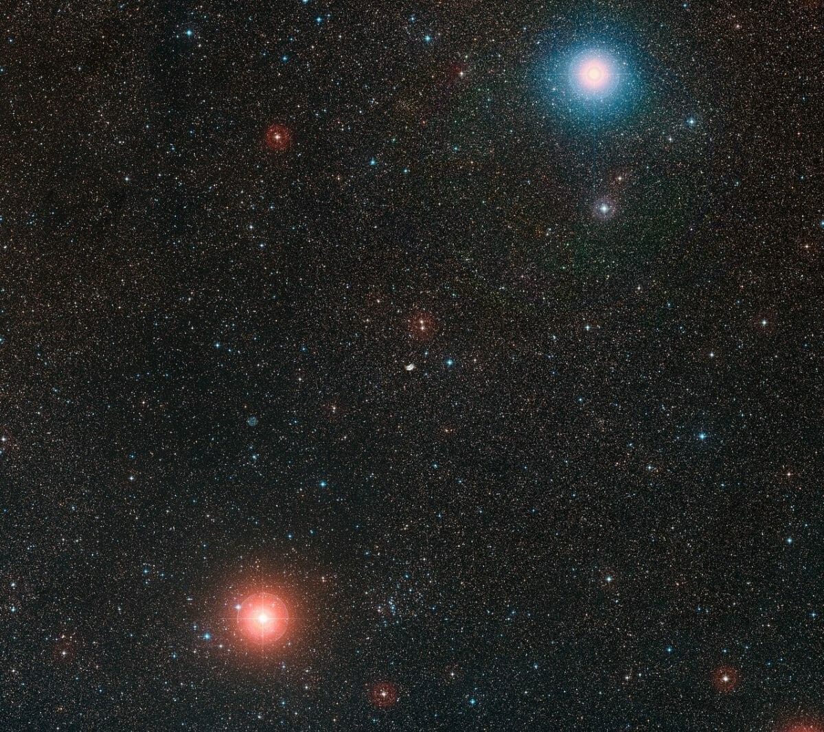 赤と青の彩りが美しい 星空を舞う蝶のような姿の惑星状星雲