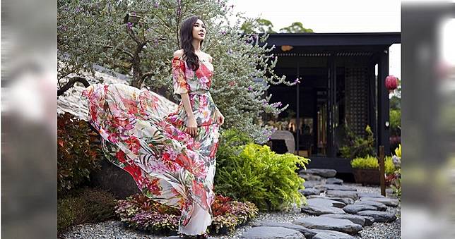 超逆齡！51歲蕭薔倒出雪乳　「一字馬」火辣秀玉腿